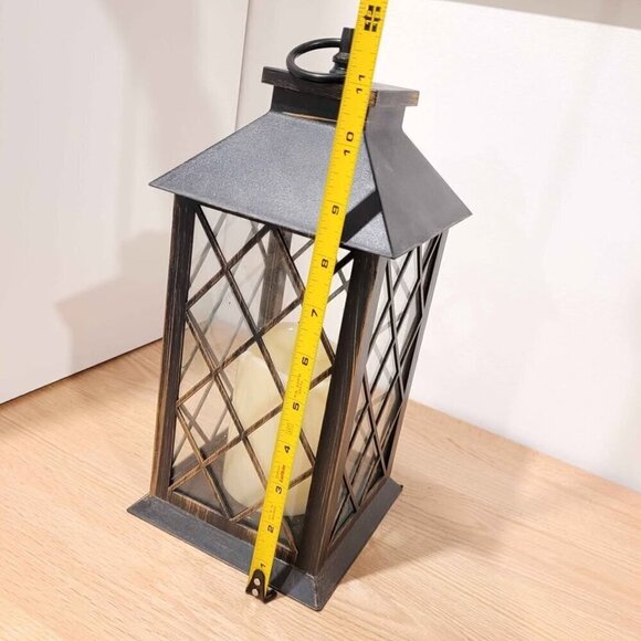 large lantern with battery operated candle - Picture 4 of 8